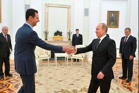 Tổng thống Syria Bashar Assad bắt tay Vladimir Putin tại Điện Kremlin, ngày 20/10/2015. (Nguồn: haaretz)