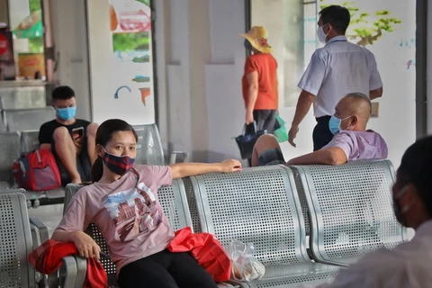 Nhiều hành khách đeo khẩu trang tại bến xe Giáp Bát, Hà Nội. (Ảnh: Danh Lam/TTXVN)