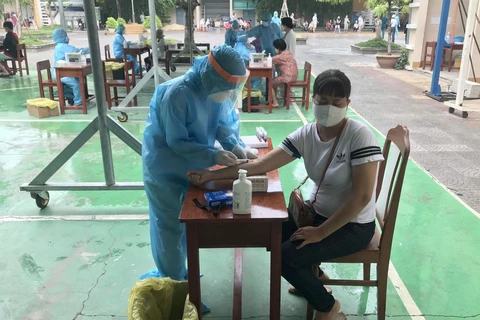 Một người dân Đà Nẵng đang được nhân viên y tế lấy mẫu máu. (Ảnh: TTXVN phát)