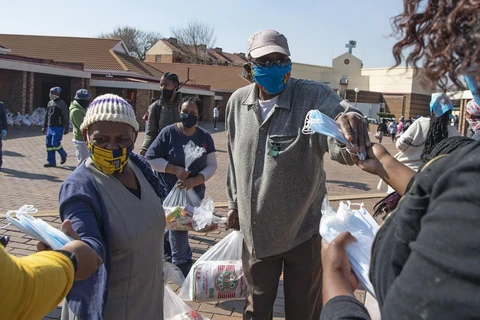 Người dân nhận thức ăn cứu trợ tại Johannesburg, Nam Phi ngày 5/6 vừa qua. (Ảnh: THX/TTXVN)