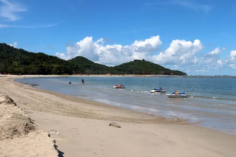 Bãi biển Núi Đèn thành phố Hà Tiên, tỉnh Kiên Giang. (Ảnh: Lê Huy Hải/TTXVN)