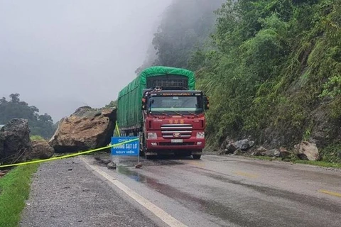 Hiện trường vụ sạt lở hơn 100 m3 đất, đá tại Km 166+900, Quốc lộ 6, đoạn thuộc huyện Vân Hồ, tỉnh Sơn La. (Ảnh: TTXVN phát)