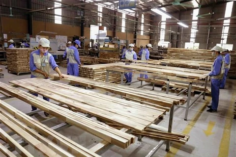 Sản xuất sản phẩm đồ gỗ xuất khẩu sang thị trường EU. (Ảnh: Vũ Sinh/TTXVN)