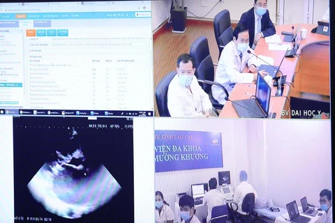 Việc tư vấn khám, chữa bệnh từ xa tại Bệnh viện Đại học Y Hà Nội và 3 bệnh viện vệ tinh được thực hiện trực tuyến dưới sự hỗ trợ của nền tảng công nghệ. (Ảnh: Thống Nhất/TTXVN)
