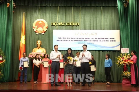 Tác giả Thùy Dương thuộc trang tin điện tử bnews.vn nhận giải B . (Nguồn: bnews.vn)