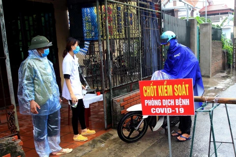 Khu vực nhà bố vợ bệnh nhân 714 thuộc Cụm dân cư số 7 xóm, thôn, xã Tây Ninh, huyện Tiền Hải, tỉnh Thái Bình được phong tỏa để phòng chống dịch bệnh. (Ảnh: Thế Duyệt/TTXVN)