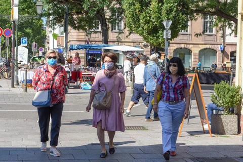 Người dân đeo khẩu trang phòng lây nhiễm COVID-19 tại Strasbourg, miền đông nước Pháp, ngày 5/8 vừa qua. (Ảnh: THX/TTXVN)