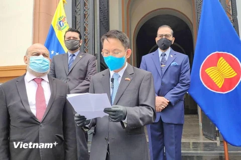 Đại sứ Nguyễn Viết Duyên phát biểu tại lễ kỷ niệm ngày thành lập ASEAN tại thủ đô Caracas. (Ảnh do ĐSQ Việt Nam tại Venezuela cung cấp)