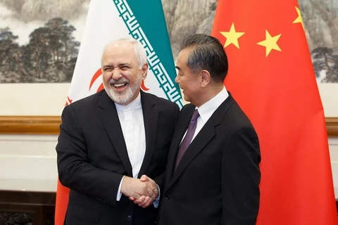 Ngoại trưởng Trung Quốc Vương Nghị và người đồng cấp Iran Mohammed Javad Zarif. (Nguồn: arabnews.jp)