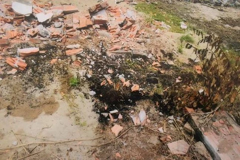 Mộ bị đào bới, hài cốt bị đốt để thành đất "sạch" bán cho chủ mới. (Nguồn: congan.com.vn)