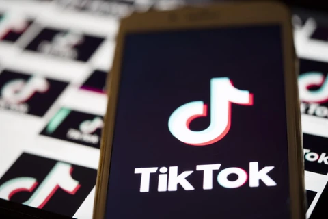 Biểu tượng TikTok trên một màn hình điện thoại ở Virginia, Mỹ. (Ảnh: AFP/TTXVN)
