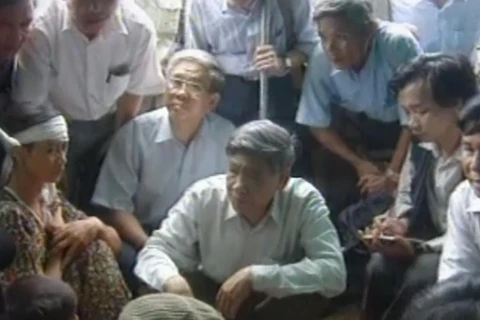Nguyên Tổng Bí thư Lê Khả Phiêu thăm hỏi, động viên bà con Làng Rồng năm 1999. 