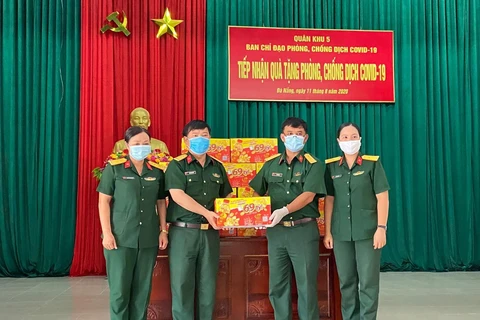 Sáng 11/8, 36.000 sản phẩm Trà Thanh Nhiệt Dr Thanh tiếp tục được Tập đoàn Tân Hiệp Phát trao tặng cho các địa điểm cách ly tại Quân khu 5 với tâm dịch là Đà Nẵng. (Nguồn: Vietnam+)