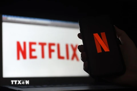 Biểu tượng Netflix trên màn hình máy tính và điện thoại di động ở Arlington, Virginia, Mỹ. (Ảnh: AFP/TTXVN)