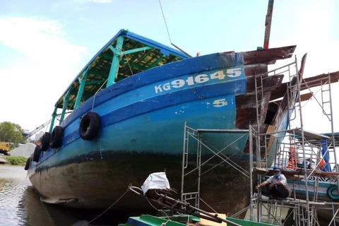 Chiếc tàu cá đã đâm nghiêng cột điện trên vùng biển huyện Kiên Hải. (Ảnh: TTXVN phát)
