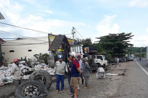 Lâm Đồng: Xe tải mất lái ở dốc Tam Bố, đè 1 người trên vỉa hè tử vong