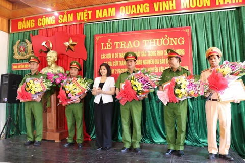 Chủ tịch UBND tỉnh Bắc Ninh Nguyễn Hương Giang trao Bằng khen, tặng hoa cho các đơn vị tham gia phá án. (Ảnh: Đinh Văn Nhiều/TTXVN)