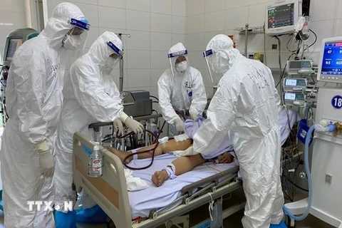 Các bác sỹ ở Đà Nẵng chữa trị cho bệnh nhân mắc COVID-19. (Ảnh: TTXVN phát)
