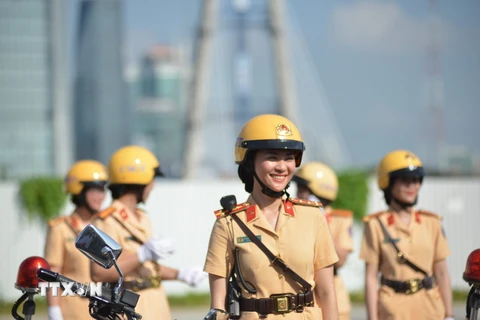 Nữ chiến sỹ Cảnh sát giao thông dẫn đoàn của PC08 Công an Thành phố Hồ Chí Minh. (Ảnh: Thành Chung/TTXVN)