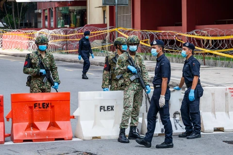Binh sỹ và cảnh sát phong tỏa một khu vực tại Kuala Lumpur, Malaysia. (Ảnh: THX/TTXVN)