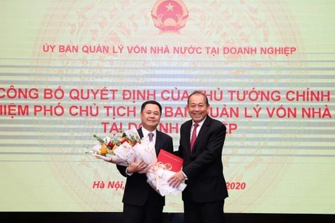 Phó Thủ tướng Thường trực Chính phủ Trương Hoà Bình trao Quyết định của Thủ tướng Chính phủ cho ông Nguyễn Ngọc Cảnh. (Nguồn: baochinhphu.vn)