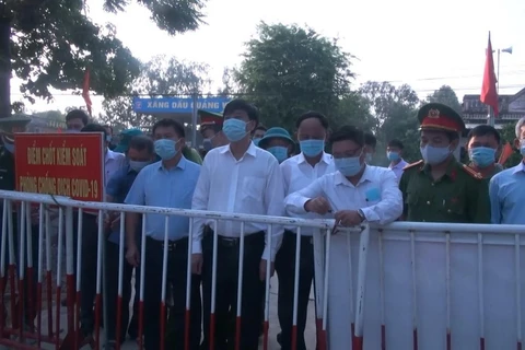 Đúng 7 giờ sáng 2/9, ông Bùi Quốc Đạt, Phó Chủ tịch UBND thành phố Sầm Sơn, tỉnh Thanh Hóa, cùng các ban ngành liên quan có mặt tại khu phố Nam Bắc chính thức thông báo kết thúc phong tỏa cho 12 hộ dân với 46 nhân khẩu. (Ảnh: Khiếu Tư/TTXVN)