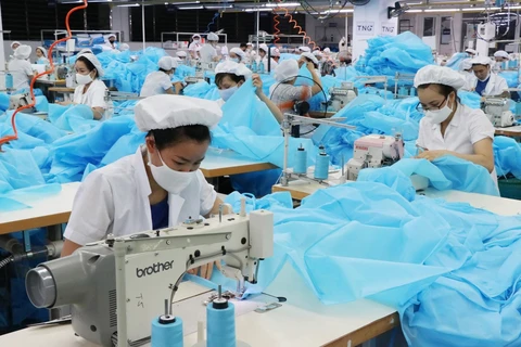 Công nhân Công ty cổ phần đầu tư và thương mại TNG sản xuất hàng dệt may xuất khẩu. (Ảnh: Hoàng Nguyên/TTXVN)