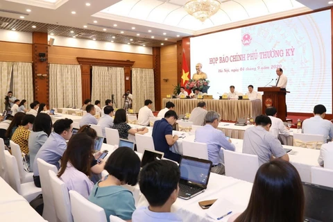 Phó Thống đốc Ngân hàng Nhà nước Việt Nam Nguyễn Thị Hồng trả lời các câu hỏi của phóng viên. (Ảnh: Văn Điệp/TTXVN)