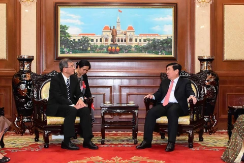 Chủ tịch UBND Thành phố Hồ Chí Minh Nguyễn Thành Phong tiếp tân Tổng lãnh sự Nhật Bản tại Thành phố Hồ Chí Minh Watanabe Nobuhiro. (Ảnh: Xuân Khu/TTXVN)