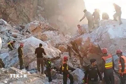 Lực lượng cứu hộ tìm kiếm nạn nhân tại hiện trường vụ sạt lở mỏ đá thuộc tỉnh Khyber Pakhtunkhwa, Tây Bắc Pakistan ngày 7/9. (Ảnh: Daily Pakistan/TTXVN)
