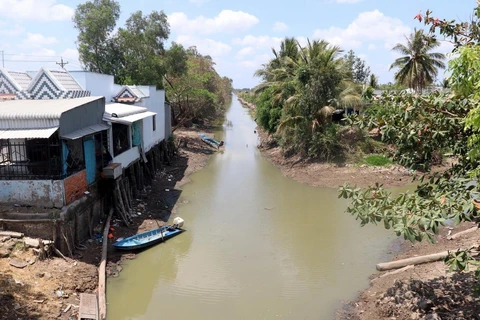 Nước dưới kênh mương vùng U Minh Thượng ở tỉnh Kiên Giang sắp khô cạn đáy. (Ảnh: TTXVN)