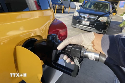 Bơm xăng cho phương tiện tại một trạm xăng ở Los Angeles, Mỹ. (Ảnh: AFP/TTXVN)