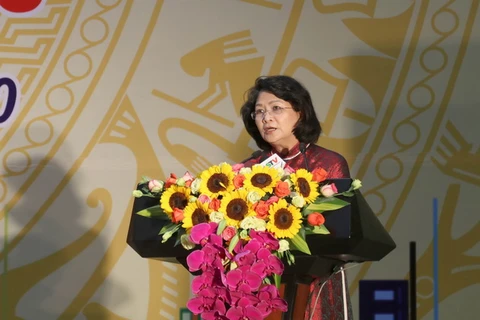 Phó Chủ tịch nước Đặng Thị Ngọc Thịnh tặng 500 triệu đồng cho Chương trình an sinh xã hội tỉnh Gia Lai. (Ảnh: Hồng Điệp/TTXVN)