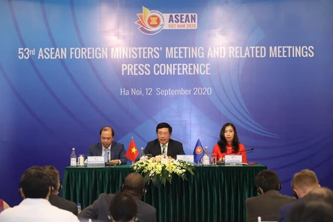 Phó Thủ tướng, Bộ trưởng Ngoại giao Phạm Bình Minh chủ trì buổi họp báo quốc tế. (Ảnh: Văn Điệp/TTXVN)