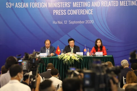Phó Thủ tướng, Bộ trưởng Ngoại giao Phạm Bình Minh chủ trì buổi họp báo quốc tế. (Ảnh: Văn Điệp/TTXVN)