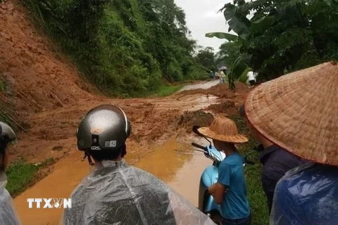 Tuyến đường liên thôn xã Khai Trung, huyện Lục Yên bị sạt taluy âm. (Ảnh: TTXVN phát)