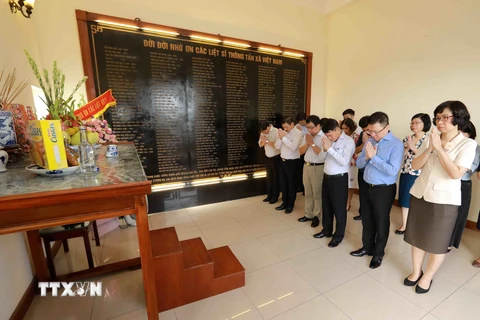 [Photo] Dâng hương tưởng niệm các liệt sỹ nhà báo của TTXVN 