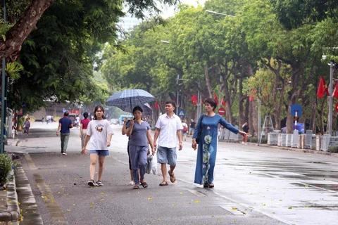 Nhiều người dân Thủ đô không đeo khẩu trang tại phố đi bộ hồ Hoàn Kiếm. (Ảnh: Anh Tuấn/TTXVN)