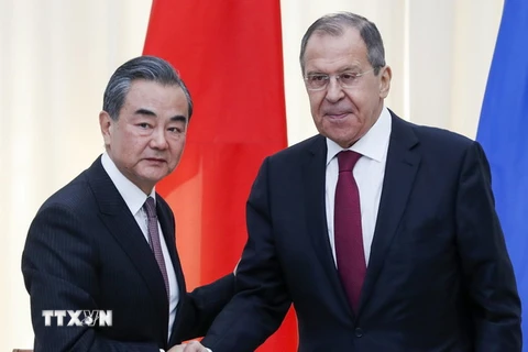 Ngoại trưởng Trung Quốc Vương Nghị (trái) và người đồng cấp Nga Sergei Lavrov. (Ảnh: AFP/TTXVN)