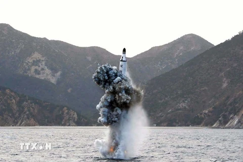 Một vụ phóng thử tên lửa đạn đạo chiến lược từ tàu ngầm ở một địa điểm bí mật của Triều Tiên. (Ảnh: AFP/TTXVN)