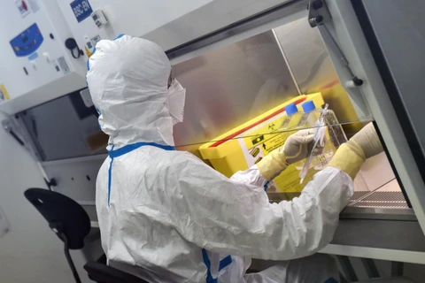 Nghiên cứu và sản xuất vắcxin phòng COVID-19 tại phòng thí nghiệm của công ty Valneva ở Saint-Herblain, gần Nantes, miền tây nước Pháp. (Ảnh: AFP/TTXVN)