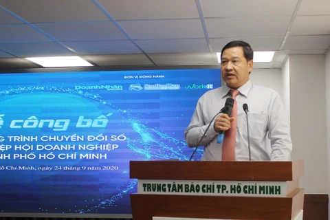 Ông Chu Tiến Dũng, Chủ tịch Hiệp hội Doanh nghiệp TP Hồ Chí Minh, phát biểu khai mạc chương trình. (Ảnh: Xuân Anh/TTXVN)