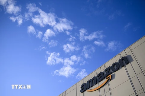 Biểu tượng Amazon tại trung tâm dịch vụ khách hàng ở New York, Mỹ. (Ảnh: AFP/TTXVN)