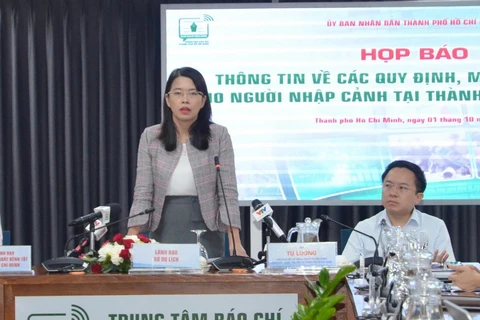 Bà Nguyễn Thị Ánh Hoa, Phó Giám đốc Sở Du lịch Thành phố Hồ Chí Minh thông tin về tình hình khách sạn cách ly cho người nhập cảnh. (Ảnh: Đinh Hằng/TTXVN)