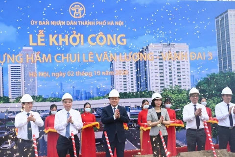 Bí thư Thành ủy Hà Nội Vương Đình Huệ cùng các đại biểu thực hiện nghi thức khởi công dự án. (Ảnh: Văn Điệp/TTXVN)