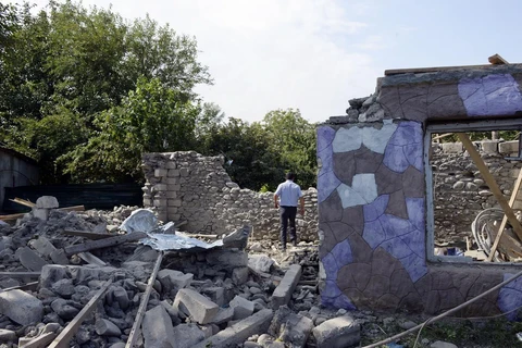 Một căn nhà bị phá hủy trong cuộc xung đột giữa các lực lượng Armenia và Azerbaijan tại huyện Tartar, giáp khu vực tranh chấp Nagorny-Karabakh ngày 29/9 vừa qua. (Ảnh: THX/TTXVN)