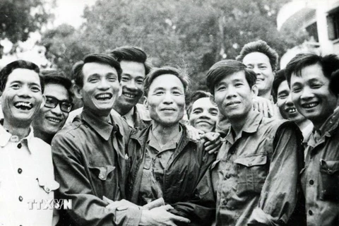 Phó Tổng biên tập Đỗ Phượng (thứ ba bên trái) tiễn đoàn phóng viên VNTTX vào chiến trường B, tháng 3/1975. (Ảnh: Tư liệu VNTTX)