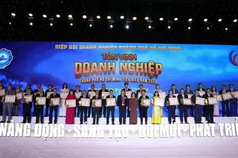 Bà Trương Mỹ Hoa, nguyên Phó Chủ tịch nước trao danh hiệu Doanh nhân TP Hồ Chí Minh tiêu biểu năm 2020 cho các doanh nhân. (Ảnh:TTXVN phát)
