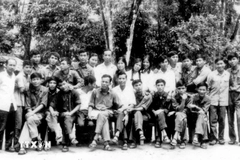 Các phóng viên TTXGP tại căn cứ Trà Nô của Khu V, tháng 10/1974. (Ảnh: Tư liệu TTXGP)