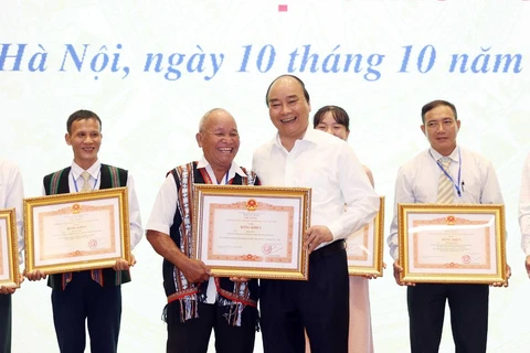 Thủ tướng Nguyễn Xuân Phúc trao Bằng khen của Thủ tướng Chính phủ cho các cá nhân. (Ảnh: Thống Nhất/TTXV)N